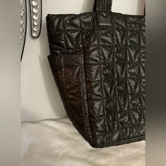 Michael Kors Winnie Quilted Nylon Black Large Tote 35TOUW4T3C - Picture 4 of 12